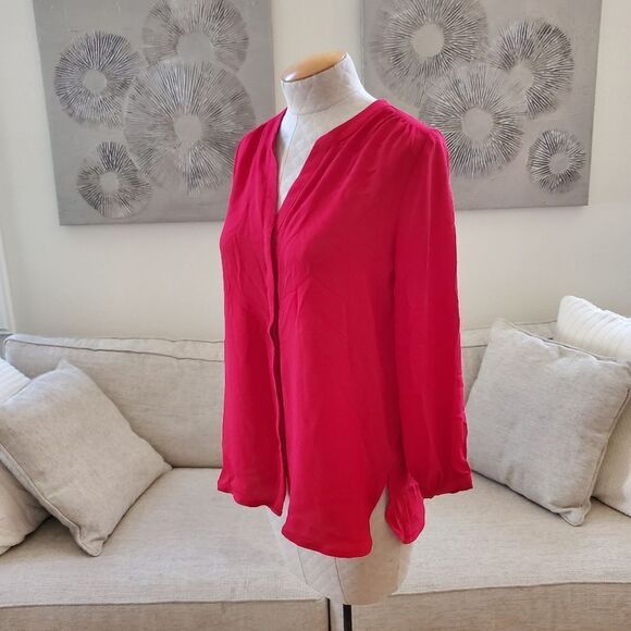 NEW! Gibson | Back Pleat Blouse - size Medium in Red - Picture 5 of 13